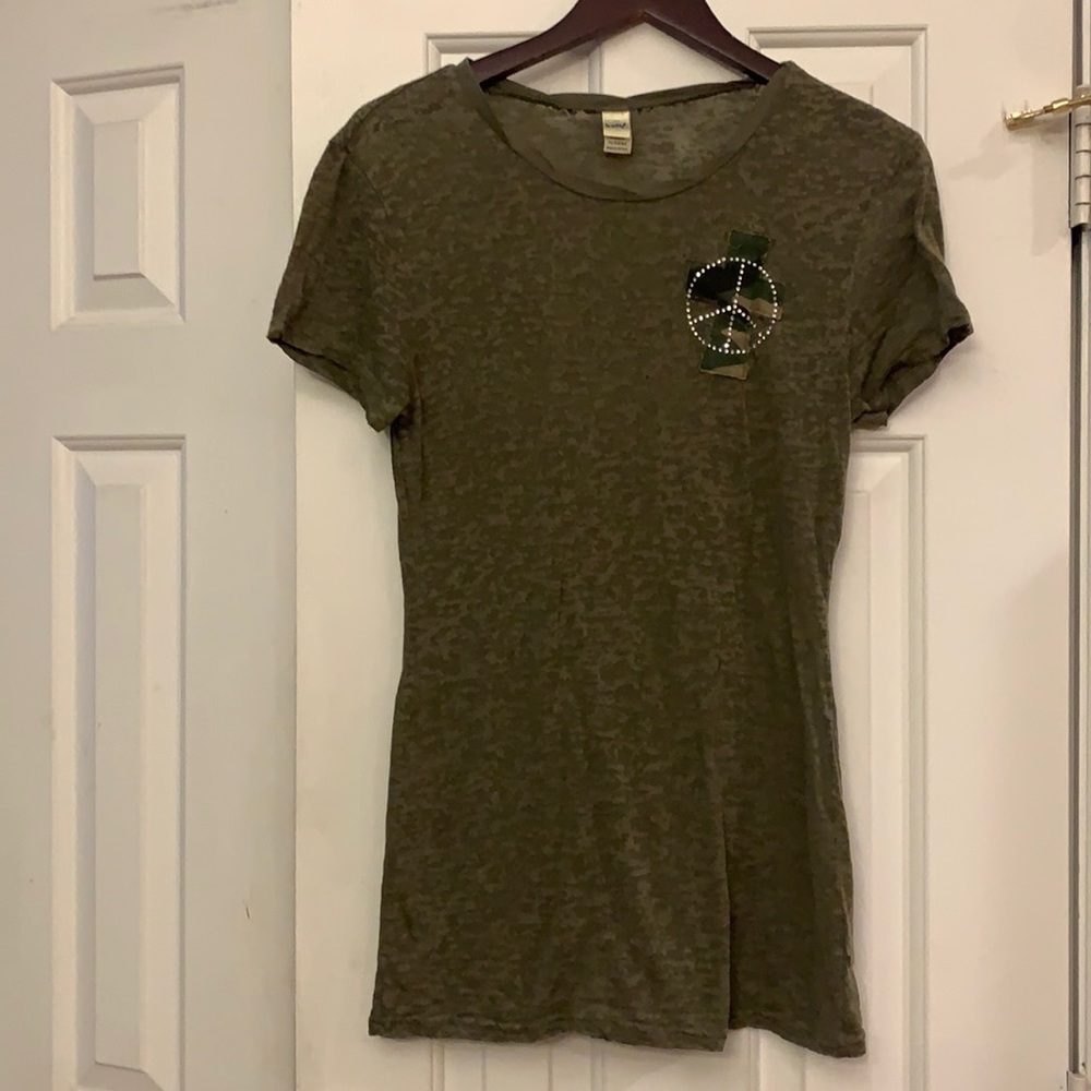 😍 2/$29 Kavio thin tee with embellished cross on front & two on back Juniors XL
